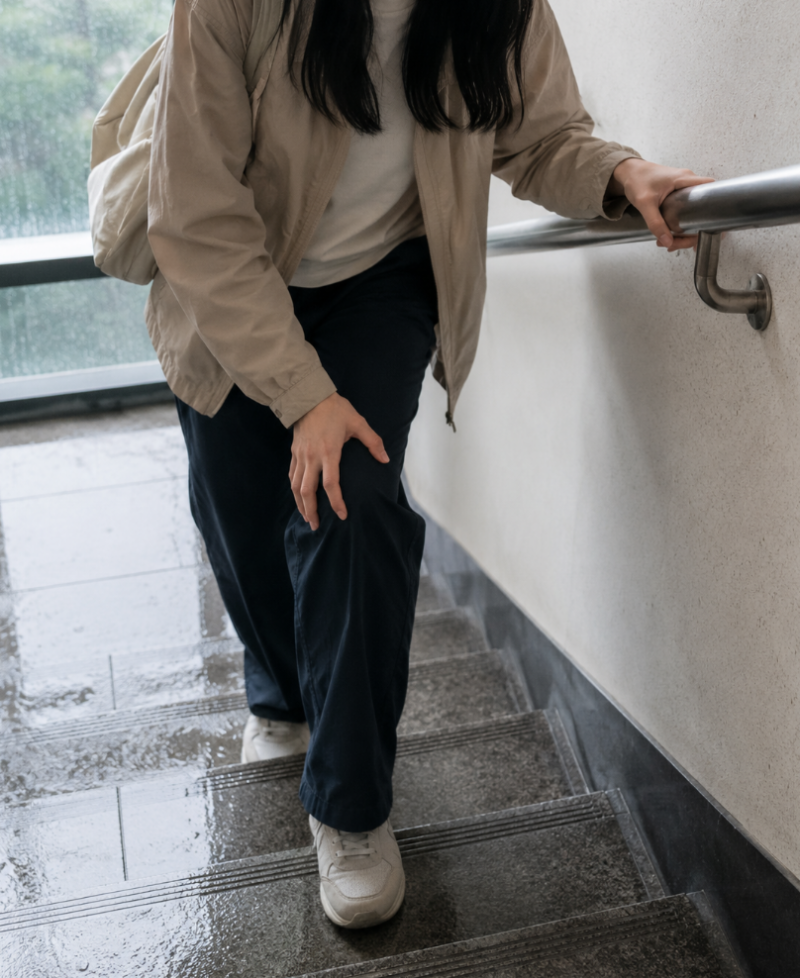 옥정정형외과, 장마철 계단에서 무릎이 더 아프다면