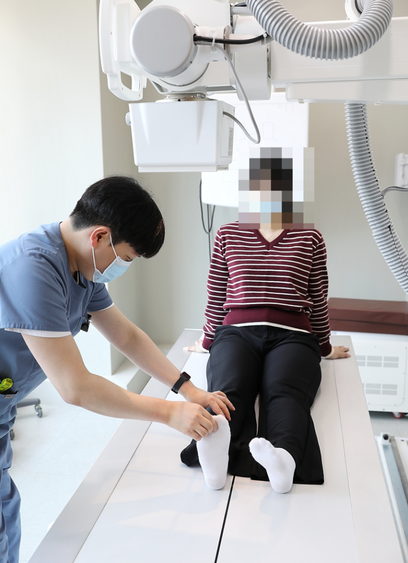 옥정정형외과, 장마철 계단에서 무릎이 더 아프다면