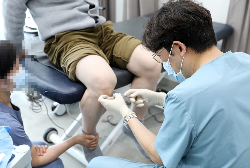 옥정정형외과, 장마철 계단에서 무릎이 더 아프다면
