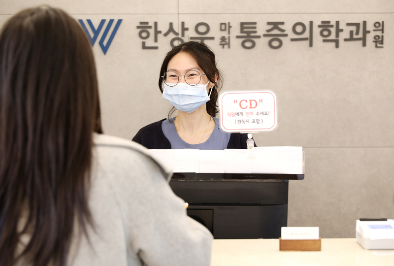 옥정정형외과, 장마철 계단에서 무릎이 더 아프다면