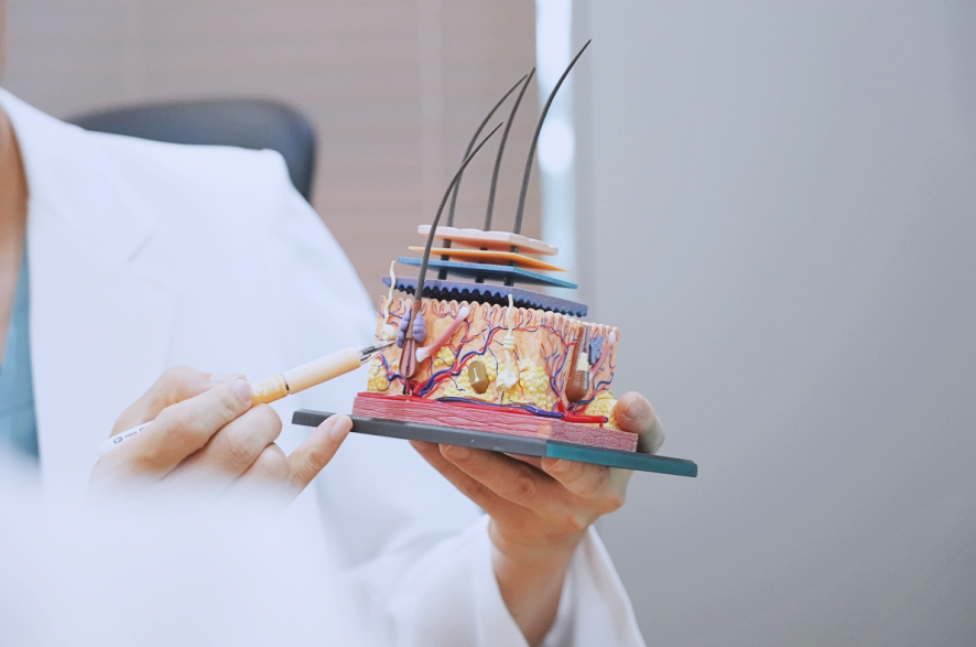 면역력 저하가 유발하는 성인 모낭염 증상의 특징과 예방법